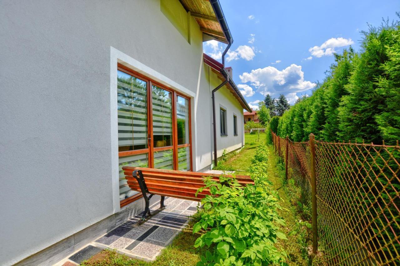 Ceglany Apartament Устрики-Долішні Екстер'єр фото